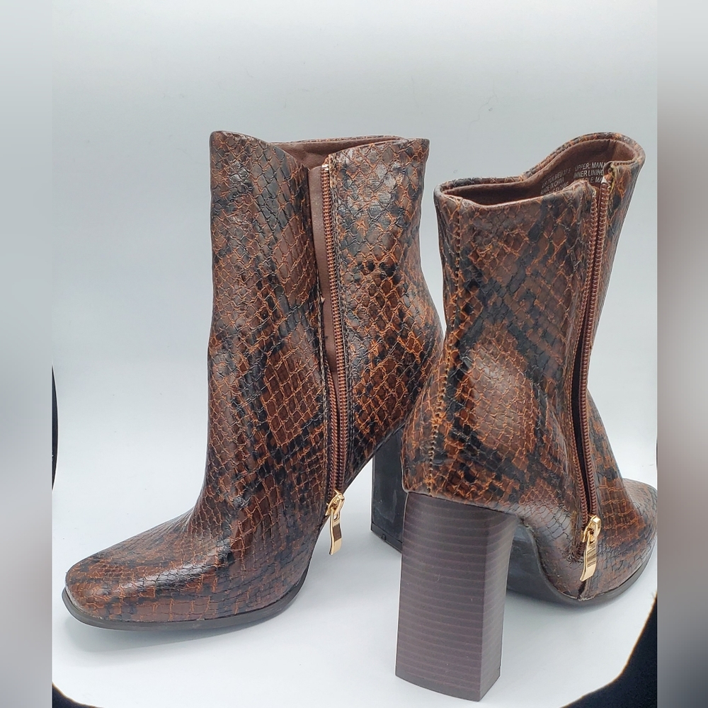 JustFab amber block heeled faux snakeskin bootie. NWOT. Size 7.